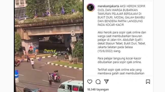 Driver ojol bubarkan tawuran pelajar bersenjata tajam memakai galah dan bendera partai. (Instagram/@merekamjakarta)