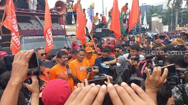Ketua Partai Buruh, Said Iqbal saat konferensi pers di sela-sela demontrasi buruh di depan gedung DPR RI, Jakarta. (Suara.com/Yaumal)