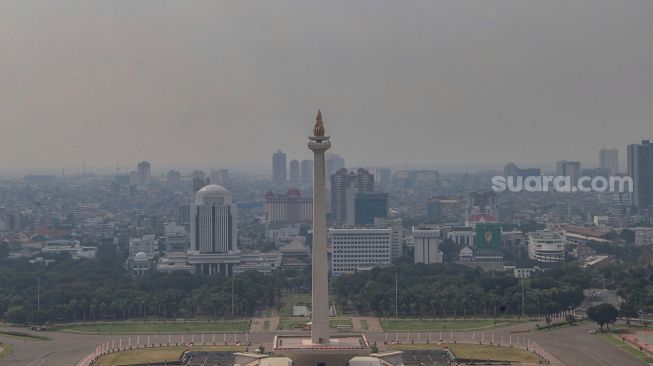 ILUSTRASI - Kabut polusi udara menyelimuti gedung-gedung bertingkat di Jakarta, Rabu (15/6/2022). [Suara.com/Alfian Winanto]