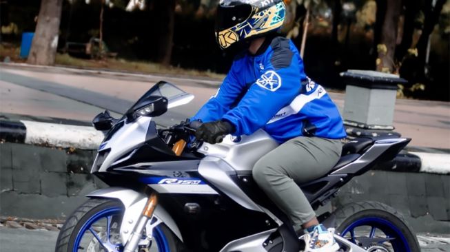 Posisi berkendara sepeda motor sport fairing seperti ditunjukkan Ridho Wishnu,  konsumen All-New Yamaha R15M Connected-ABS di acara bLU cRU Fun Riding [Yamaha Indonesia].