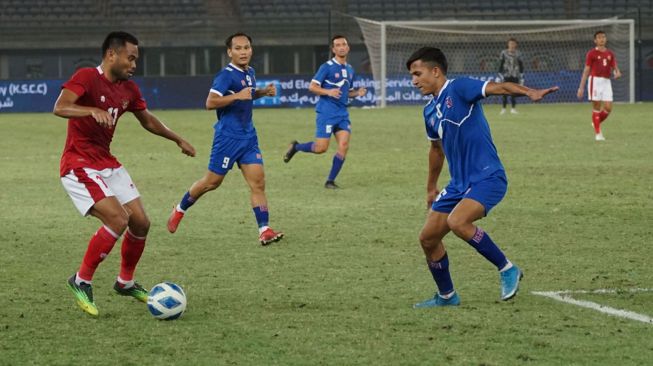 Pesepak bola Timnas Indonesia Saddil Ramdani (kiri) berusaha melewati pesepak bola Timnas Nepal pada laga terakhir Grup A Kualifikasi Piala Asia 2023 di Stadion Internasional Jaber Al Ahmad, Kuwait, Selasa (14/6/2022). ANTARA FOTO/Humas PSSI