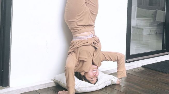 Nikita Mirzani yoga (Instagram/@nikitamirzanimawardi_172)