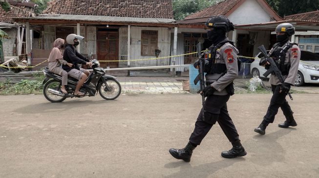 Sejumlah personel Brimob Polda Jateng melakukan penjagaan saat olah TKP lanjutan di lokasi rumah yang terkena ledakan di Desa Randegan, Kebasen, Banyumas, Jateng, Rabu (15/6/2022). ANTARA FOTO/Idhad Zakaria
