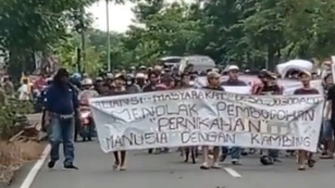 Buntut Hebohnya Pernikahan Manusia Dengan Kambing yang Libatkan DPRD, Warga Jogodalu Lakukan Demo ke Lokasi Kejadian