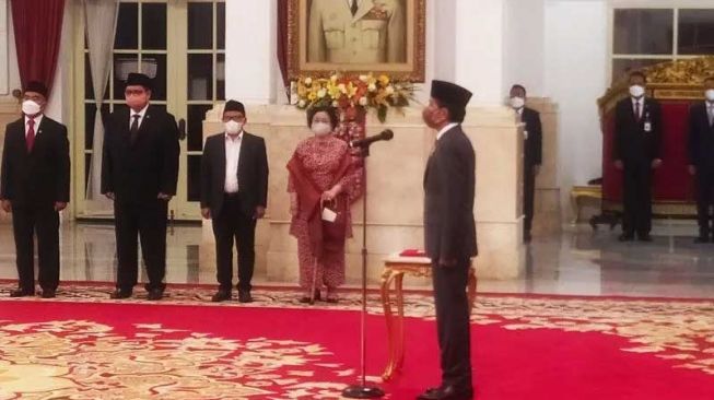 Presiden Jokowi melantik Zulkifli Hasan sebagai Menteri Perdagangan dan Hadi Tjahjanto sebagai Menteri Agraria dan Tata Ruang/Kepala Badan Pertanahan Nasional (BPN). [Antara]