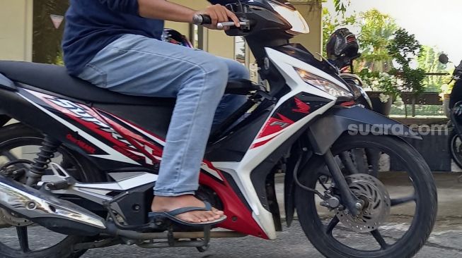 Bukan Ditilang, Ini Alasan Polisi Larang Pengendara Sepeda Motor Pakai Sandal Jepit