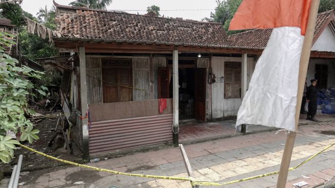 Personel Tim Labfor Polda Jateng melakukan olah TKP di lokasi rumah yang terkena ledakan di Desa Randegan, Kebasen, Banyumas, Jateng, Rabu (15/6/2022). ANTARA FOTO/Idhad Zakaria
