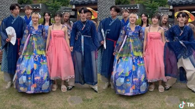 Foto: Tak Mau Ketinggalan, Selebtok Korea Selatan Kenakan Hanbok untuk Ikuti Tren Baju Turun Naik