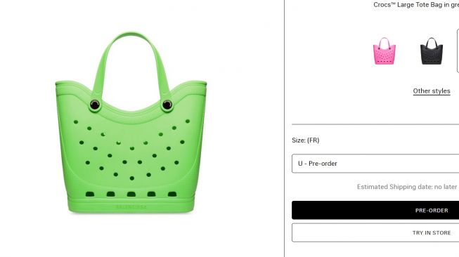 Koleksi tas belanja Crocs dan Balenciaga seharga Rp18 juta (Tangkapan Layar/Balenciaga)