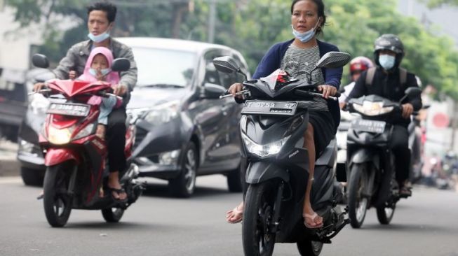 Imbauan Tak Gunakan Sandal Jepit saat Berkendara Motor Viral, Netizen Bagi Pengalaman Kecelakaan Hingga Kehilangan Jari