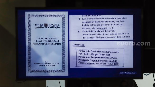 Barang bukti berupa buku ajaran ditampilkan saat konferensi pers terkait penanganan perkara Ormas Khilafatul Muslimin di Polda Metro Jaya, Jakarta Pusat, Kamis (16/6/2022). [Suara.com/Alfian Winanto]