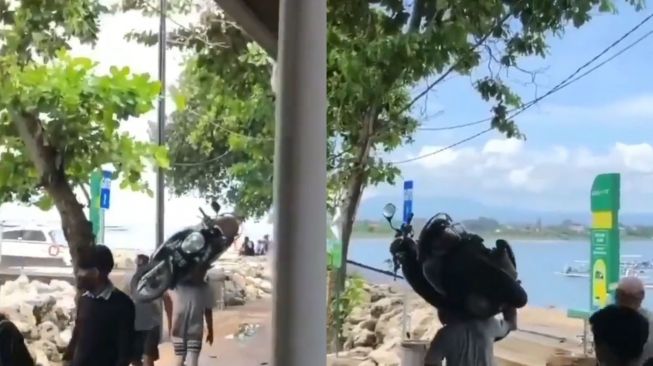 Geger Pria Misterius di Bali Jalan Santai di Pantai Sambil Panggul Motor Scoopy Pakai Satu Tangan