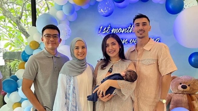 Artis jenguk baby Don Verhaag anak Jessica Iskandar (Instagram/@inijedar)