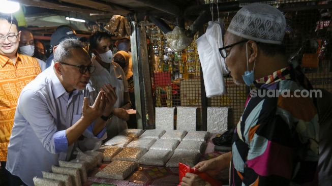 Menteri Perdagangan Zulkifli Hasan berbicara dengan pedagang di Pasar Cibubur, Jakarta Timur, Kamis (16/6/2022). [Suara.com/Alfian Winanto]