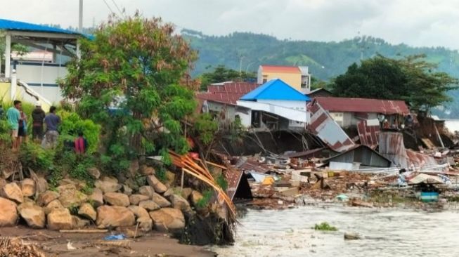 Abrasi Pantai Amurang-Minahasa Selatan Robohkan 15 Rumah dan Satu Jembatan