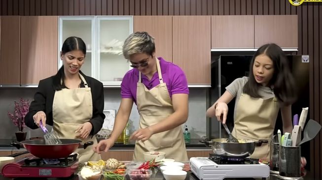 Momen Sabrina Chairunnisa Masak Bareng Azka dan Nada (YouTube/Azka Corbuzier)