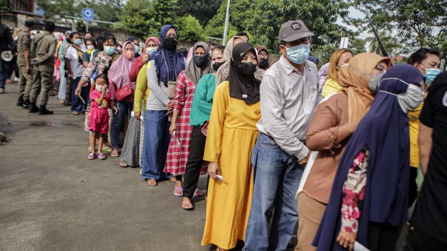 Sejumlah warga mengantre untuk mendapatkan sembako murah saat kegiatan Pasar Rakyat dan Bazar UMKM BUMN di halaman Stadion Benteng Reborn, Kota Tangerang, Banten, Kamis (16/6/2022).  ANTARA FOTO/Fauzan