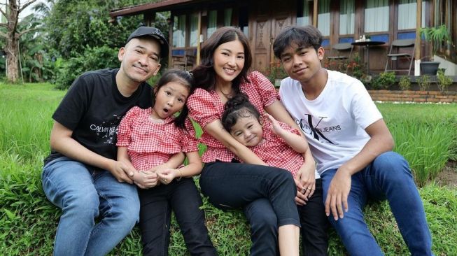 Ruben Onsu bersama Sarwendah, Betrand Peto, Thalia dan Thania Putri Onsu. [Instagram]