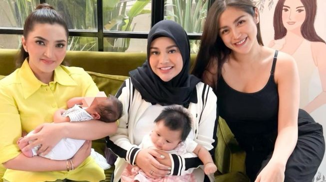 Artis jenguk baby Don Verhaag anak Jessica Iskandar (Instagram/@inijedar)