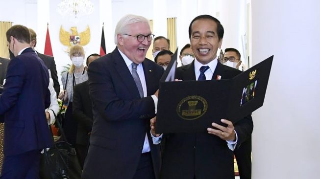 Presiden Jerman Tertawa Girang Lihat Oleh-oleh Dari Jokowi, Apa Isinya?
