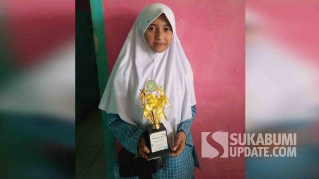 Sempat Viral Gadis di Sukabumi Putus Sekolah Lalu Jualan Gorengan, Siapa Sangka Kini Jadi Juara Kelas