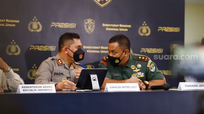 Kapolda Metro Jaya Irjen Pol Fadil Imran (kiri), Pangdam Jaya Mayjen Untung Budiharto (kanan) saat menggelar konferensi pers terkait penanganan perkara Ormas Khilafatul Muslimin di Polda Metro Jaya, Jakarta Pusat, Kamis (16/6/2022). [Suara.com/Alfian Winanto]