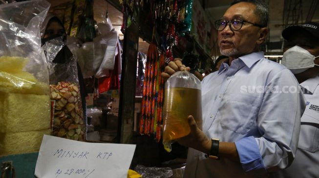 Sidak ke Pasar Kramat Jati, Mendag Zulhas: Hampir Tiap Toko Jual Minyak Goreng Curah Rp 14.000