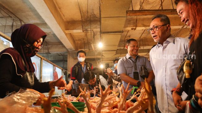 Menteri Perdagangan Zulkifli Hasan berbicara dengan pedagang di Pasar Cibubur, Jakarta Timur, Kamis (16/6/2022). [Suara.com/Alfian Winanto]