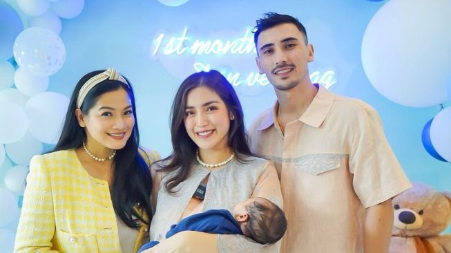 Artis jenguk baby Don Verhaag anak Jessica Iskandar (Instagram/@inijedar)