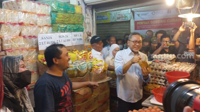 Menteri Perdagangan Zulkifli Hasan hari ini langsung meninjau Pasar Tradisional Cibubur, Jakarta. (Suara.com/Zulkifli Hasan)
