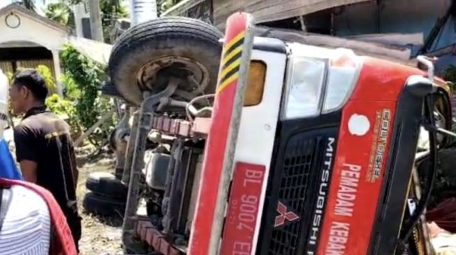 Mobil Terguling hingga Tabrak Rumah Warga, Petugas Damkar Tewas saat Tuju Lokasi Kebakaran