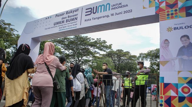 Sejumlah warga mengantre untuk mendapatkan sembako murah saat kegiatan Pasar Rakyat dan Bazar UMKM BUMN di halaman Stadion Benteng Reborn, Kota Tangerang, Banten, Kamis (16/6/2022).  ANTARA FOTO/Fauzan