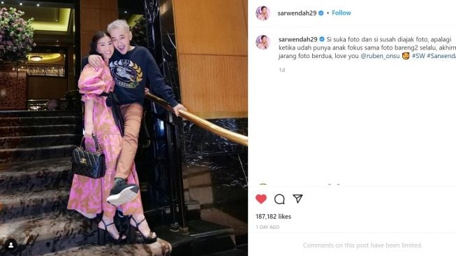 Foto: Pamer Potret Mesra dengan Sang Suami, Dress Pink Sarwendah Bikin Warganet Salfok (instagram/sarwendah)