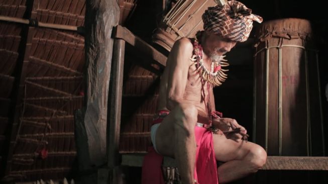 Salah satu masyarkat Dayak Bidayuh Sebujit saat melakukan prosesi Ritual Nyobeng. (Istimewa)