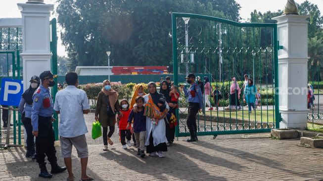 Warga berwisata mengunjungi Monumen Nasional (Monas) di Gambir, Jakarta Pusat, Kamis (16/6/2022). [Suara.com/Alfian Winanto]