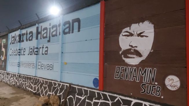 Lukisan mural tokoh Betawi Benyamin Sueb di tembok Jalan RE Martadinata, Tanjung Priok, Jakarta Utara, Kamis (16/6/2022) dinihari [ANTARA/ Abdu Faisal]