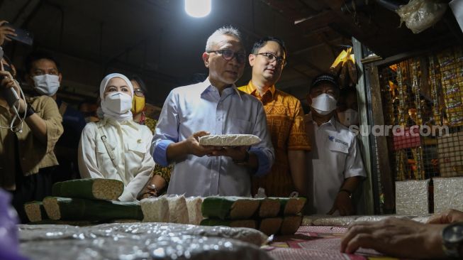 Menteri Perdagangan Zulkifli Hasan (tengah) bersama Wakil Menteri Perdagangan Jerry Sambuaga (kedua kanan) berbicara dengan pedagang di Pasar Cibubur, Jakarta Timur, Kamis (16/6/2022). [Suara.com/Alfian Winanto]