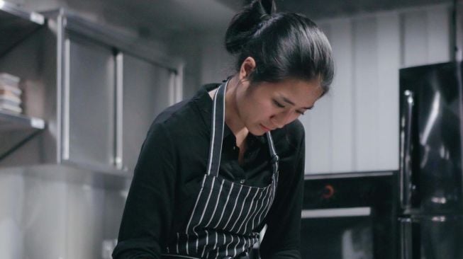 Potret Cantik Chef Renatta di Dapur (Instagram/@renattamoeloek)