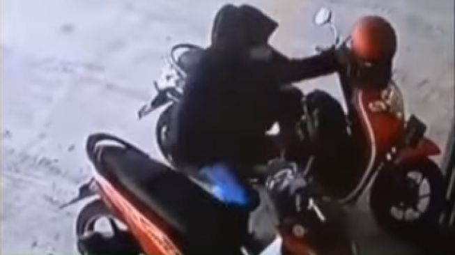 Clingak-Clinguk saat Hendak Keluarkan Motornya di Parkiran, Wanita Ini Lakukan Aksi Tak Terduga: Helm Orang 'Diakusisi'