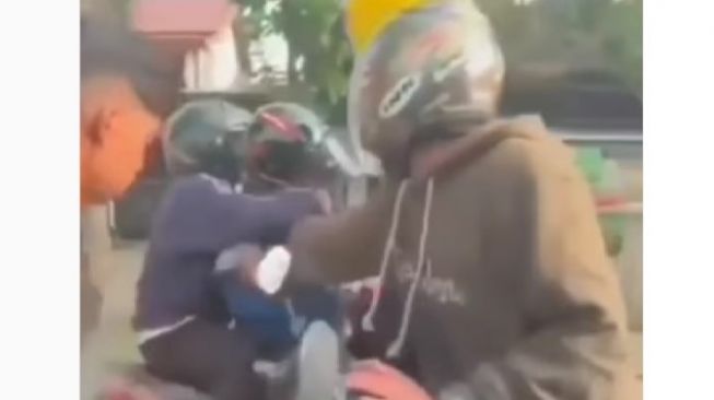 Video Detik-detik Kakek dan Cucu Dikeroyok di Sukoharjo, Gara-garanya Kenakan Kaus Bertuliskan GASHAK