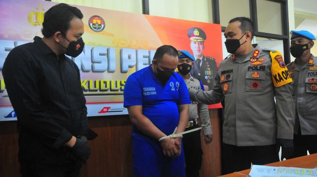 Kapolres Kudus AKBP Wiraga Dimas Tama (kedua kanan) menghadirkan seorang tersangka beinisial AA (tengah) saat rilis kasus polisi gadungan di Polres Kudus, Jawa Tengah, Kamis (16/6/2022).  ANTARA FOTO/Yusuf Nugroho