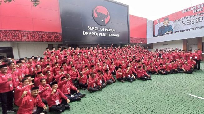 Gubernur Jawa Tengah Ganjar Pranowo, Wali Kota Medan Bobby Nasution, dan Wali Kota Solo Gibran Rakabuming Raka hadiri  Rapat Koordinasi Kepala dan Wakil Kepala Daerah di Sekolah Partai PDIP, Lenteng Agung, Jakarta Selatan, Kamis (16/6/2022). [Suara.com/Bagaskara]