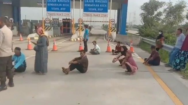 Warga Jatikarya Duduk di Pintu Masuk Tol Cimanggis Cibitung, Minta Gratiskan Pengguna Tol, Publik: Ganti Untung