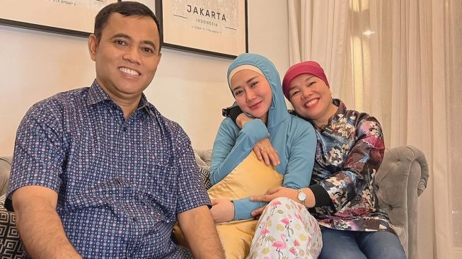 Marissya Icha bersama Haji Faisal dan Dewi Zuhriati. [Instagram]