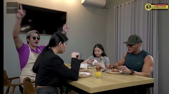 Momen Sabrina Chairunnisa Masak Bareng Azka dan Nada (YouTube/Azka Corbuzier)