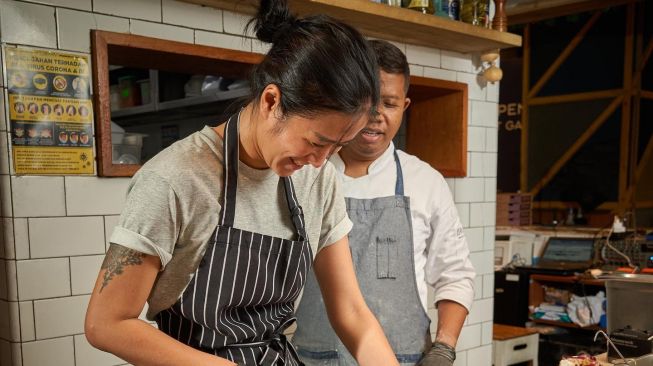 Potret Cantik Chef Renatta di Dapur (Instagram/@renattamoeloek)