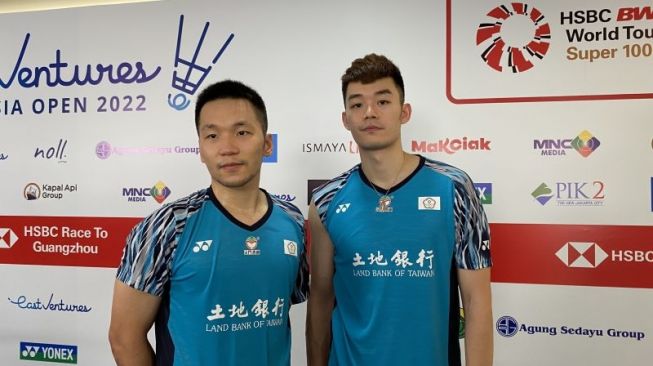 Pebulu tangkis ganda putra Taiwan Lee Yang (kiri) dan Wang Chi-Lin terhenti pada babak kedua Indonesia Open 2022 seusai kalah dari pasangan Indonesia Pramudya Kusumawardana/Yeremia Erich Yoche Rambitan di Istora Gelora Bung Karno, Jakarta, Kamis (16/6/2022). (ANTARA/Shofi Ayudiana)