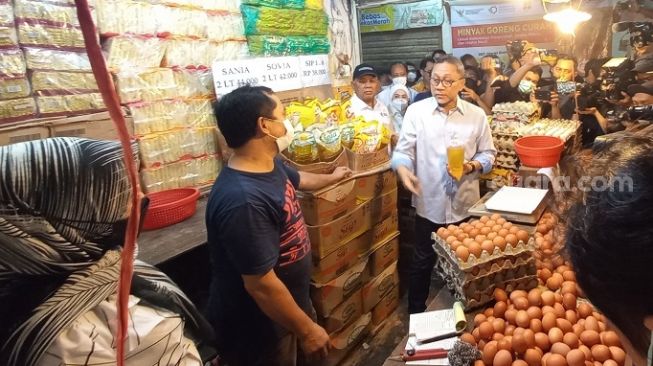 Sehari Setelah Dilantik Kunjungi Pasar Cibubur, Mendag Zulhas Janji Berangkatkan Umroh Dua Pedagang Sembako