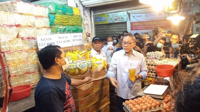Presiden Jokowi Ingin Harga Minyak Goreng Curah di Seluruh Provinsi Jadi Rp 14 Ribu per Liter, LBP-Zulhas Minta Waktu