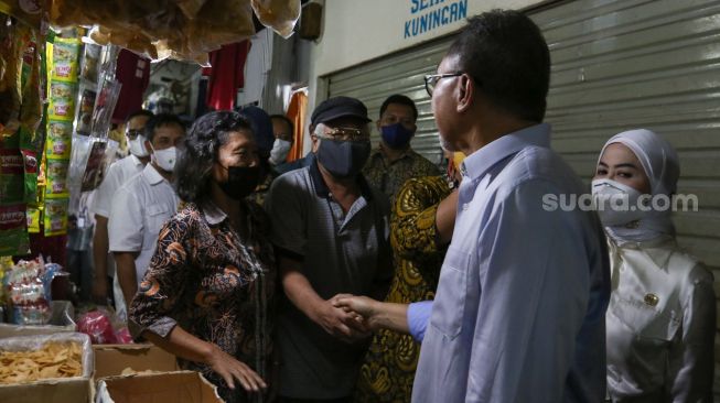 Menteri Perdagangan Zulkifli Hasan berbicara dengan pedagang di Pasar Cibubur, Jakarta Timur, Kamis (16/6/2022). [Suara.com/Alfian Winanto]